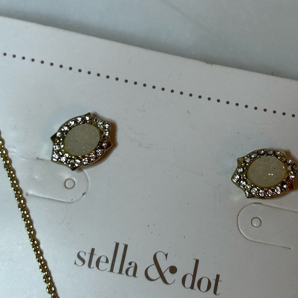 Stella&Dot Gold Plated Necklace and Studs - Like New/Never Worn/Display Only - Picture 2 of 3